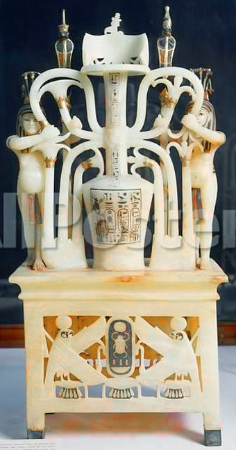 Der Nilgott Hapi vollzieht die Reichseinigung Ober- und Untergyptens auf dieser mit Lilien und Papyrus umschlungenen Vase aus dem Grab Tutanchamuns