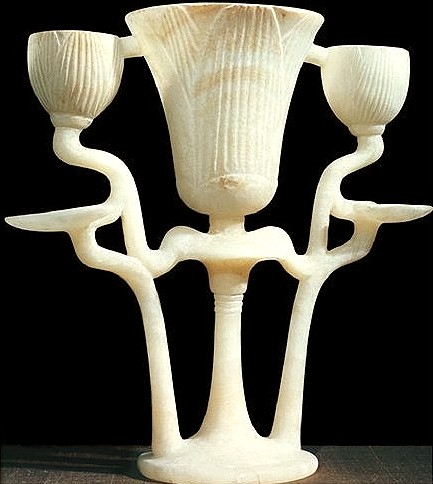 Altgyptische Lampe aus Alabaster (Kalzit) in Lotusform aus der Grabkammer Tutanchamuns