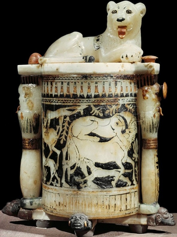 Salbgef aus Kalzit (Alabaster) mit ruhendem Lwen aus der Grabkammer Tutanchamuns