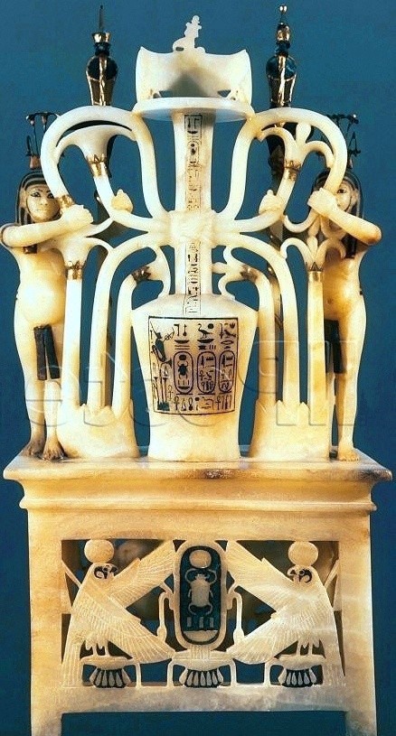 Der Nilgott Hapi vollzieht die Reichseinigung Ober- und Untergyptens auf dieser mit Lilien und Papyrus umschlungenen Vase aus dem Grab Tutanchamuns
