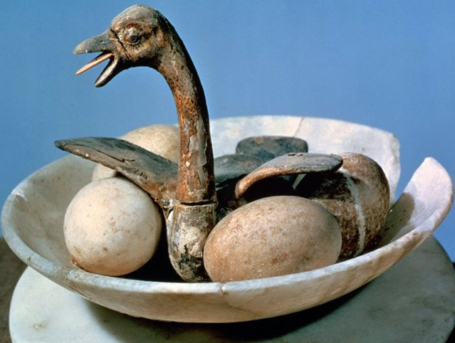 Vogelkken mit Eiern auf einem Vasendeckel aus Alabaster vom Grabschatz Tutanchamuns